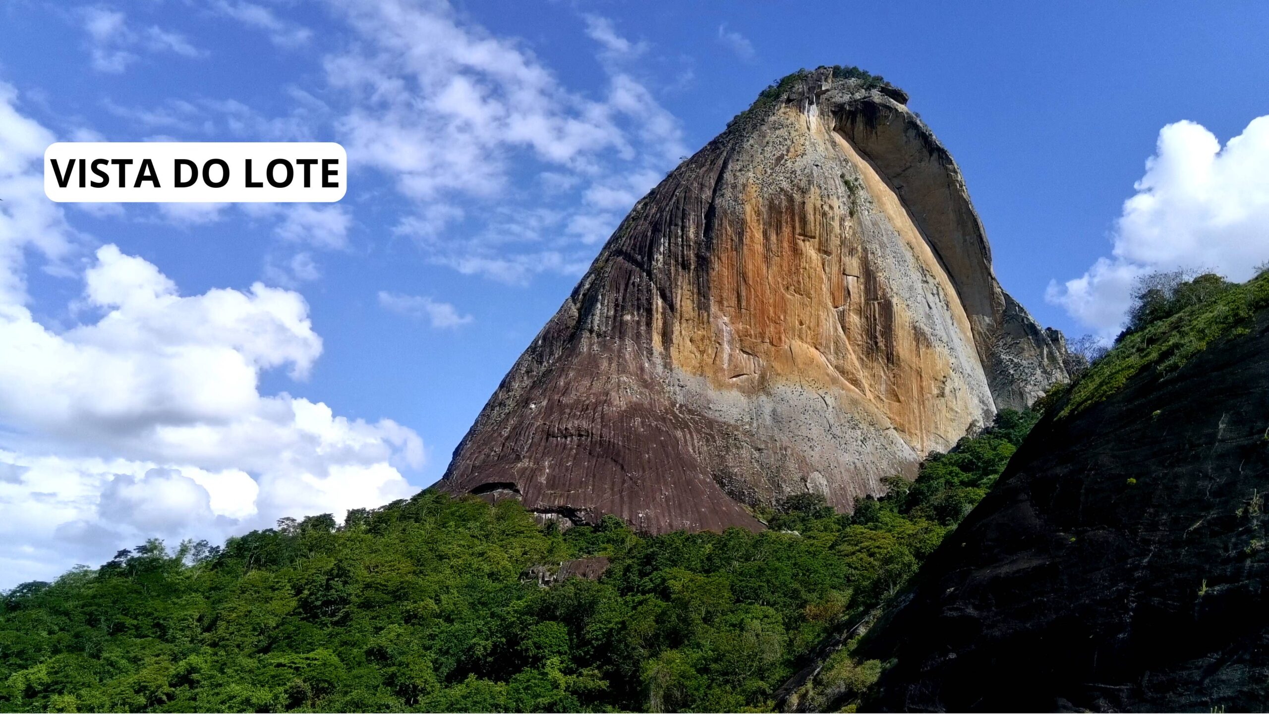 A linda pedra de Itabirinha MG, vista de outro angulo, imagem que você pode ter se for dono do maravilhoso lote que está sendo vendido por Wasley Santos corretor de Itabirinha
